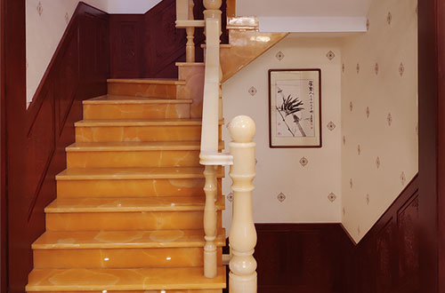 太子河中式别墅室内汉白玉石楼梯的定制安装装饰效果